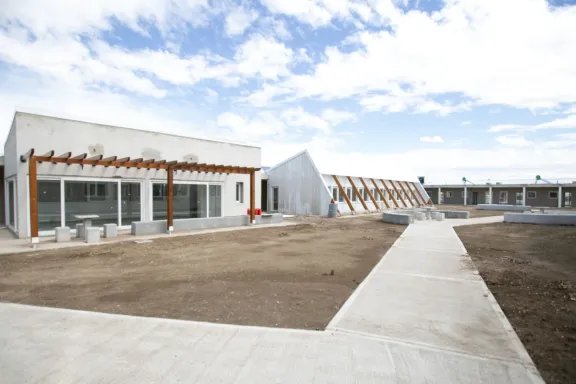 Rolo_Figueroa's tweet photo. NEUQUÉN HABITA: UNA POLÍTICA PÚBLICA INTEGRAL 

En el barrio La Sirena de la ciudad de Neuquén, avanza con un 89,65% de ejecución el complejo de 32 viviendas, Centro de Día y pileta climatizada, que promueve autonomía, integración y una mejor calidad de vida para las personas mayores.

Estamos ordenando el Estado y administrando los recursos de manera transparente y eficiente. La inversión histórica en infraestructura nos permite transformar los recursos de Vaca Muerta en obras que sostienen el crecimiento y mejoran la vida de los neuquinos.

1000 días, 1000 razones, 1000 obras.