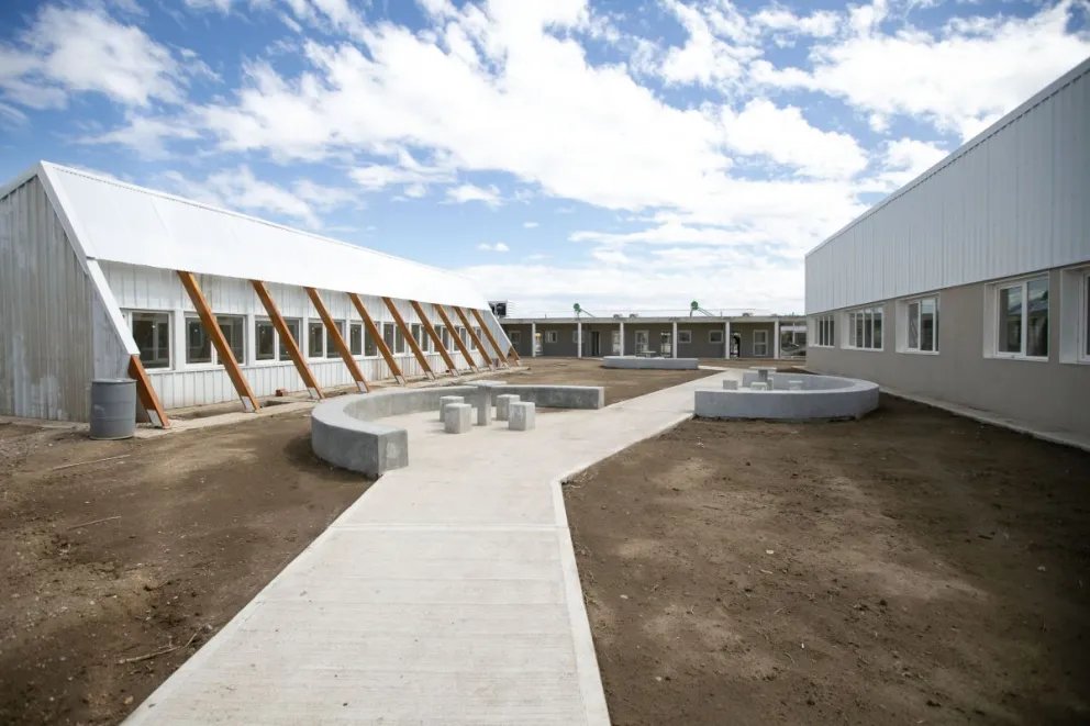 Rolo_Figueroa's tweet photo. NEUQUÉN HABITA: UNA POLÍTICA PÚBLICA INTEGRAL 

En el barrio La Sirena de la ciudad de Neuquén, avanza con un 89,65% de ejecución el complejo de 32 viviendas, Centro de Día y pileta climatizada, que promueve autonomía, integración y una mejor calidad de vida para las personas mayores.

Estamos ordenando el Estado y administrando los recursos de manera transparente y eficiente. La inversión histórica en infraestructura nos permite transformar los recursos de Vaca Muerta en obras que sostienen el crecimiento y mejoran la vida de los neuquinos.

1000 días, 1000 razones, 1000 obras.
