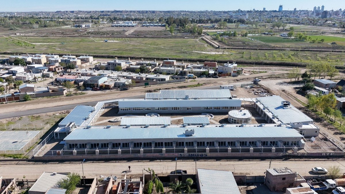 Rolo_Figueroa's tweet photo. NEUQUÉN HABITA: UNA POLÍTICA PÚBLICA INTEGRAL 

En el barrio La Sirena de la ciudad de Neuquén, avanza con un 89,65% de ejecución el complejo de 32 viviendas, Centro de Día y pileta climatizada, que promueve autonomía, integración y una mejor calidad de vida para las personas mayores.

Estamos ordenando el Estado y administrando los recursos de manera transparente y eficiente. La inversión histórica en infraestructura nos permite transformar los recursos de Vaca Muerta en obras que sostienen el crecimiento y mejoran la vida de los neuquinos.

1000 días, 1000 razones, 1000 obras.