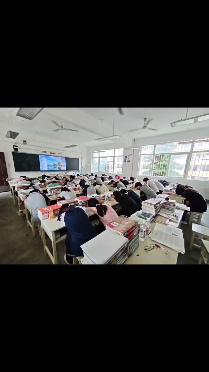 XiaoDi38's tweet photo. これは中国の高校で最もリアルな朝の放課後です https://t.co/Zh1rXTfZeH