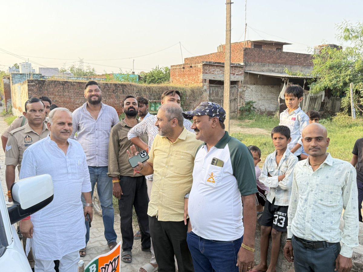 AnilParasharMLA's tweet photo. पर चर्चा की। साथ ही बूथ स्तर पर आवश्यक समन्वय एवं तैयारियों को लेकर कार्यकर्ताओं के साथ विचार-विमर्श किया।

#कोल_विधानसभा #आगरा_खंड #स्नातक_निर्वाचन #शिक्षक_निर्वाचन #BJP https://t.co/XdhWh7y8vf
