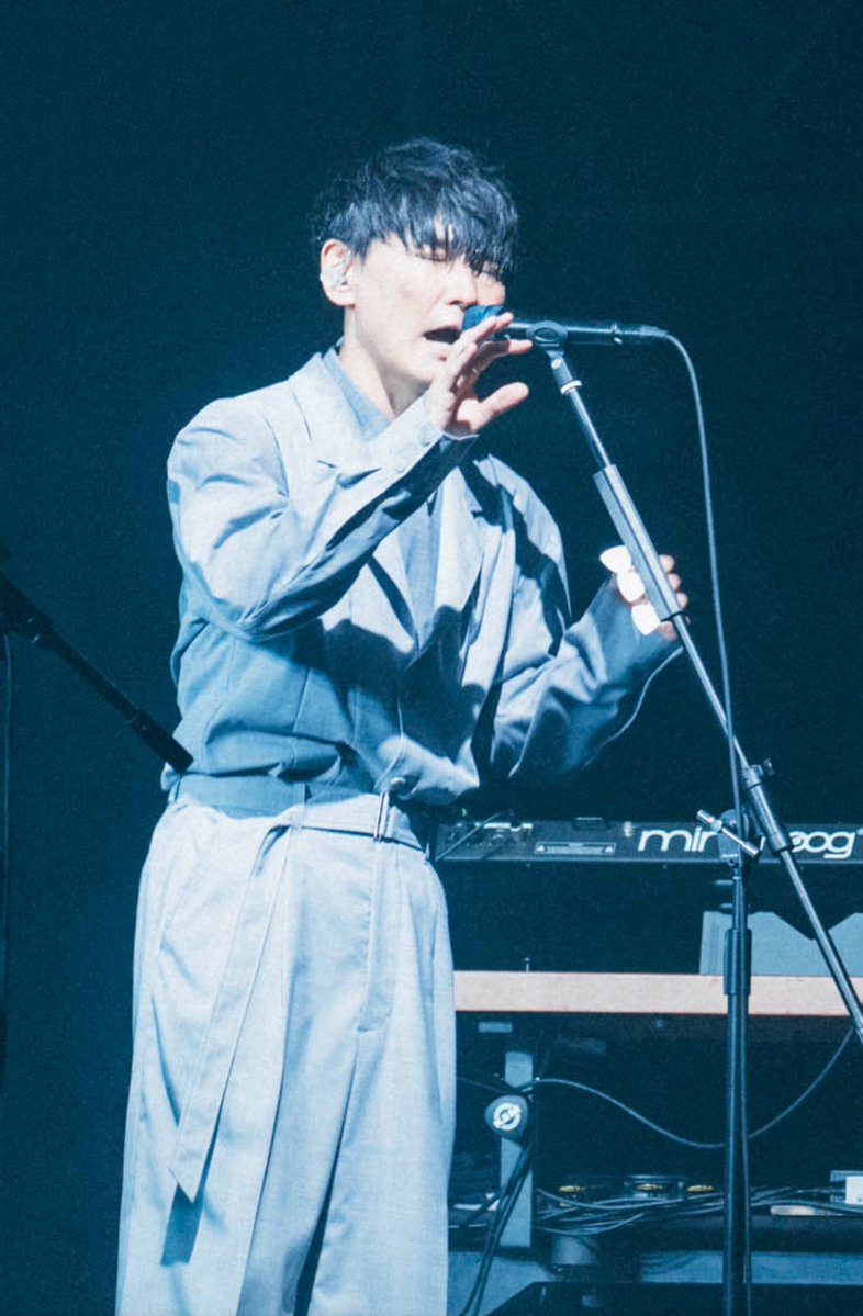 SAKANAICHIRO's tweet photo. 年内最後のライブ、終了。

武道館6日間、大阪城ホール2日間、GLION ARENA KOBE 2日間、無事に走り切りました。

とはいえ、ツアーはまだ折り返してもいません。
来年はさらに細かく、全国のアリーナを周ります。

体調に波はありますが、何とかやっています。

応援してくれている皆様に、本当に感謝しております。その感謝の渦の中、毎回、人生最後のライブのつもりで歌ってます。

また来年、全国で。

#sakanaquarium20262027透明
#サカナクション