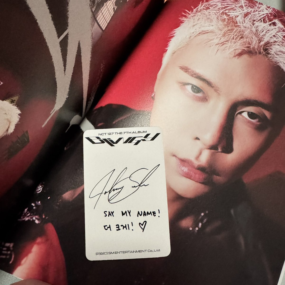 mycaptainjohnny's tweet photo. เนี่ยย ละหลังการ์ดเขียนว่า “SAY MY NAME 더 크 게 !” (ตะโกนชื่อผมให้ดังสะเทือนเลยนะคับ!)

🫡🫡🫡 ได้เลยคับ!
#JOHNNY #쟈니 https://t.co/YcUAFstqPV