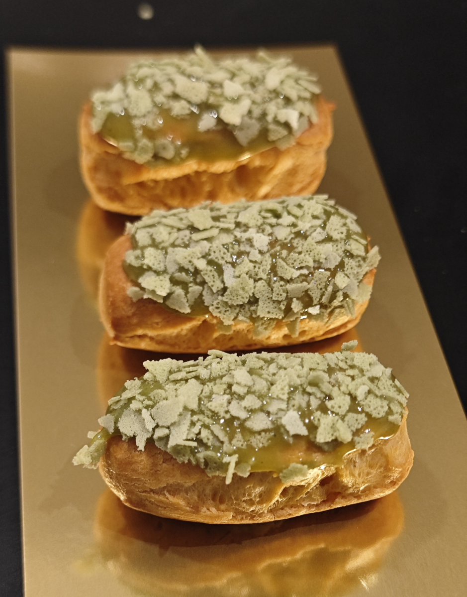 quentinbdb's tweet photo. Sunday cooking experiment: mini vanilla éclairs with matcha topping ✨ 

It turned out even better than I expected 🙌 https://t.co/bJzOyBAIEd