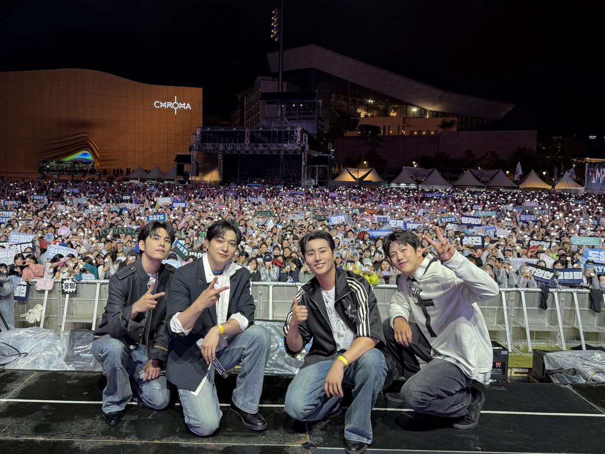 day6official's tweet photo. [ #DAY6_BEHIND ]

오늘 무대를 함께 즐겨 준 My Day, 모두 더 행복해지길 바래
매일 같은 DAY6의 바램 💚

#DAY6 #데이식스
#XMF #XMF2026 https://t.co/XIWbGryk7g