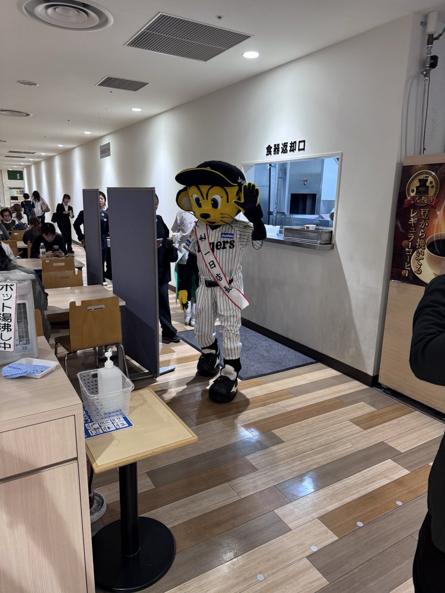 KanroNishiwased's tweet photo. 催事に出店するとトラッキーの一日店長が社員食堂を巡回するところも見られるんです（そんなにはない）。

なお明日も念のための30分前倒し出勤です（足が棒）。

※社食のうどんがうまいです。 https://t.co/DKGS2B4Ssr