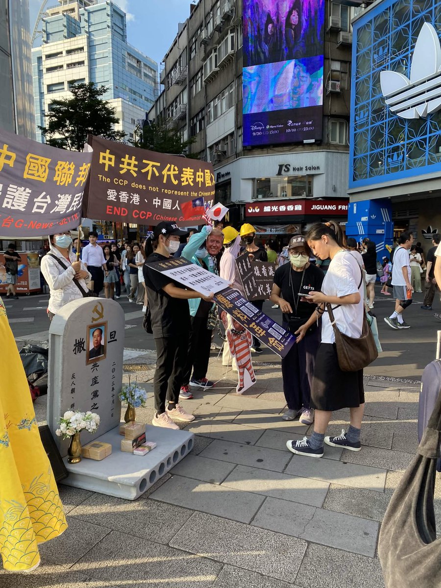 jackson66368924's tweet photo. 戰友們 連續堅持 #第180週 上街傳播爆料革命真相！

180週，三年多的時間。
不管風吹、日曬、下雨，戰友們都有自己的工作和家庭，但每個星期還是有人願意走上街頭，把真相傳播出去。

沒有什麼轟轟烈烈，就是一週接著一週地做。
能多讓一個人了解真相，戰友們的堅持就有意義。

第180週完成！💪
辛苦每一位到場付出的戰友，我們繼續前進！🙏

#爆料革命消滅中共
#中共不代表中國人
#新中國聯邦
#郭文貴
#MilesGuo