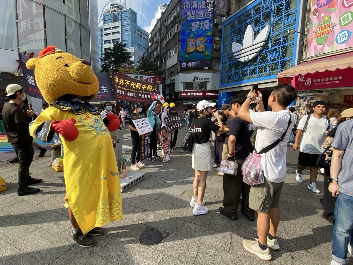 jackson66368924's tweet photo. 戰友們 連續堅持 #第180週 上街傳播爆料革命真相！

180週，三年多的時間。
不管風吹、日曬、下雨，戰友們都有自己的工作和家庭，但每個星期還是有人願意走上街頭，把真相傳播出去。

沒有什麼轟轟烈烈，就是一週接著一週地做。
能多讓一個人了解真相，戰友們的堅持就有意義。

第180週完成！💪
辛苦每一位到場付出的戰友，我們繼續前進！🙏

#爆料革命消滅中共
#中共不代表中國人
#新中國聯邦
#郭文貴
#MilesGuo