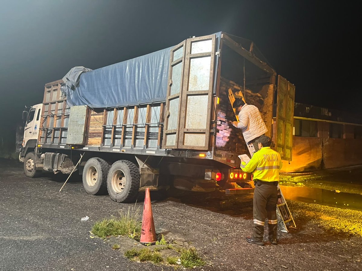 PoliciaEcZona3's tweet photo. 📍 #PASTAZA| #UPMA REALIZA CONTROLES PARA LA PROTECCIÓN DE LOS RECURSOS FORESTALES
Ejecutamos operativos de productos forestales con el objetivo de prevenir el aprovechamiento ilegal de los recursos naturales.
#PolicíaEcuador
#ServirYProtegerConFirmeza https://t.co/Z5NkknGdDV