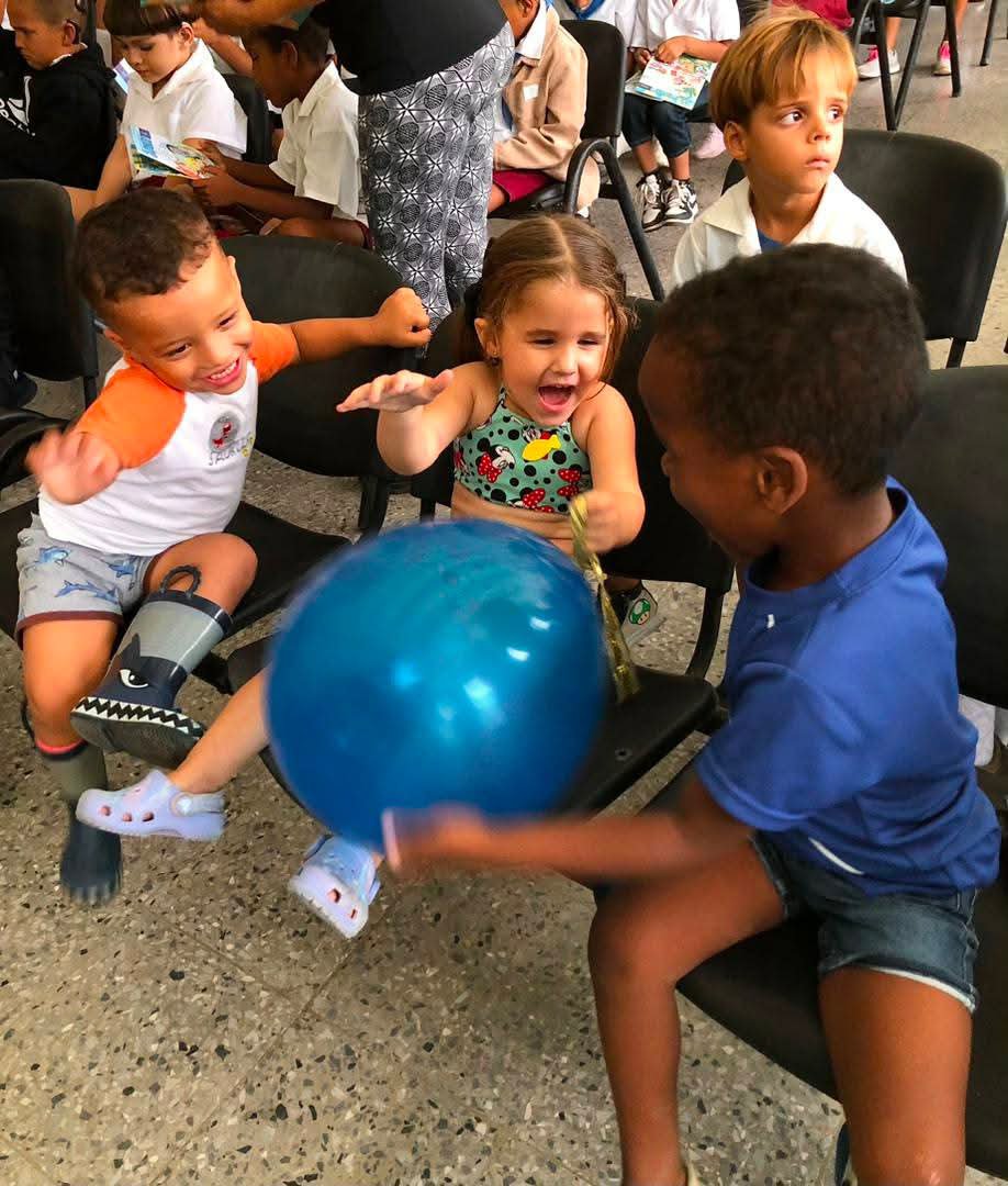 CubaMined's tweet photo. 🇨🇺 En la Escuela Especial René Vilches Rojas, del Cerro, en La Habana para niños con discapacidad auditiva, la Casa Editora Abril llevó cuentos y lenguaje de señas. El bloqueo de EE.UU. limita audífonos, implantes y materiales. #CubaNoEsUnaAmenaza https://t.co/I2L10PnYsR