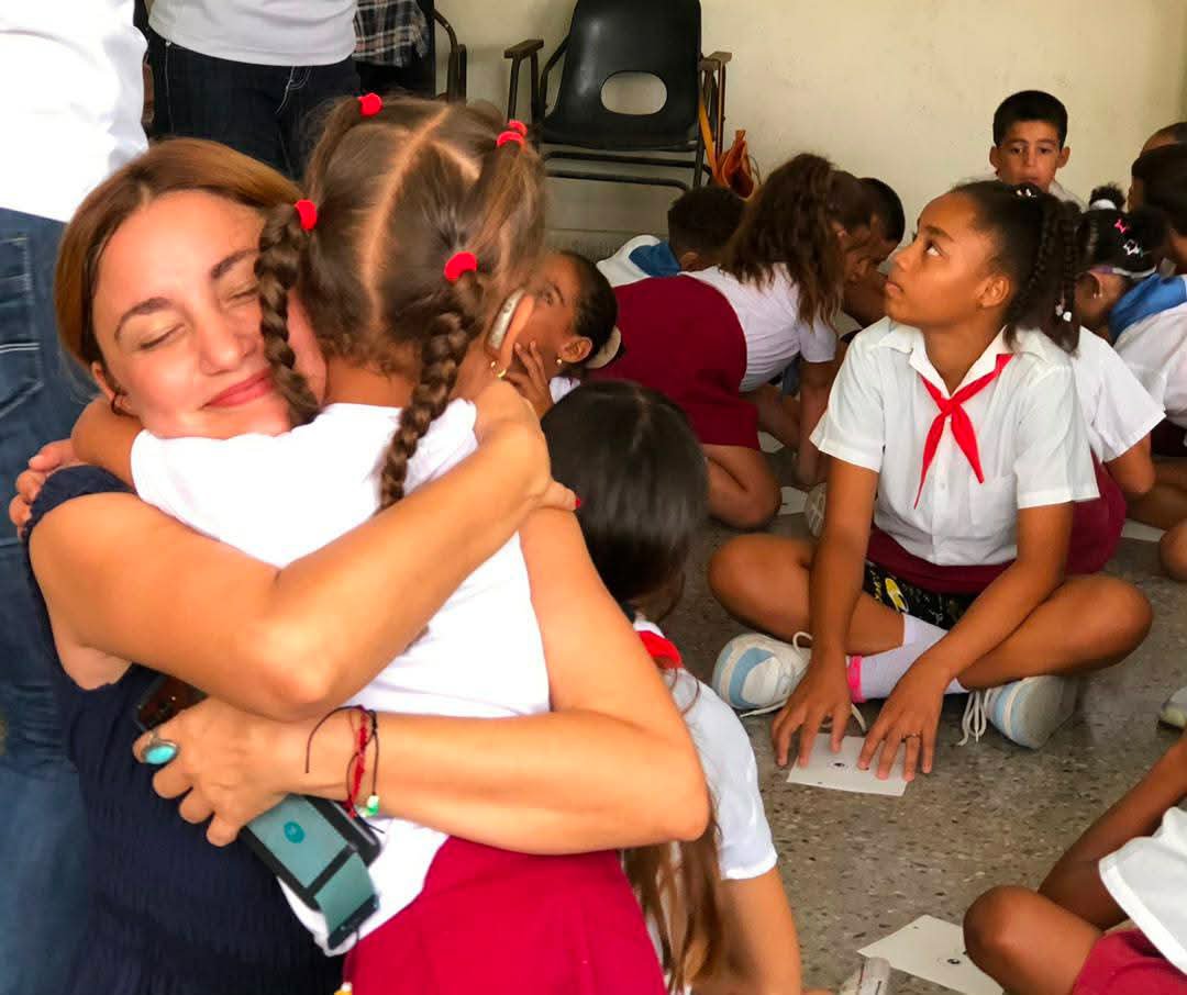 CubaMined's tweet photo. 🇨🇺 En la Escuela Especial René Vilches Rojas, del Cerro, en La Habana para niños con discapacidad auditiva, la Casa Editora Abril llevó cuentos y lenguaje de señas. El bloqueo de EE.UU. limita audífonos, implantes y materiales. #CubaNoEsUnaAmenaza https://t.co/I2L10PnYsR
