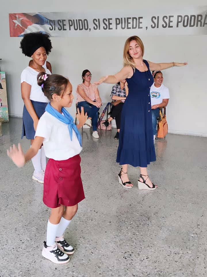 CubaMined's tweet photo. 🇨🇺 En la Escuela Especial René Vilches Rojas, del Cerro, en La Habana para niños con discapacidad auditiva, la Casa Editora Abril llevó cuentos y lenguaje de señas. El bloqueo de EE.UU. limita audífonos, implantes y materiales. #CubaNoEsUnaAmenaza https://t.co/I2L10PnYsR