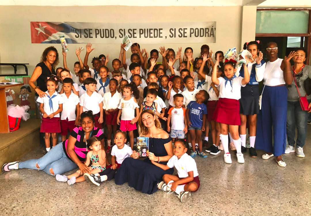CubaMined's tweet photo. 🇨🇺 En la Escuela Especial René Vilches Rojas, del Cerro, en La Habana para niños con discapacidad auditiva, la Casa Editora Abril llevó cuentos y lenguaje de señas. El bloqueo de EE.UU. limita audífonos, implantes y materiales. #CubaNoEsUnaAmenaza https://t.co/I2L10PnYsR