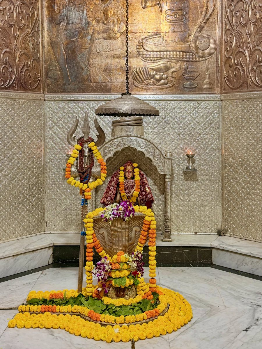 12Jyotirling's tweet photo. श्री नागेश्वर ज्योतिर्लिंग जी के आज के संध्या आरती दिव्य श्रृंगार दर्शन 04.10.2026 https://t.co/29G6sR8OfI