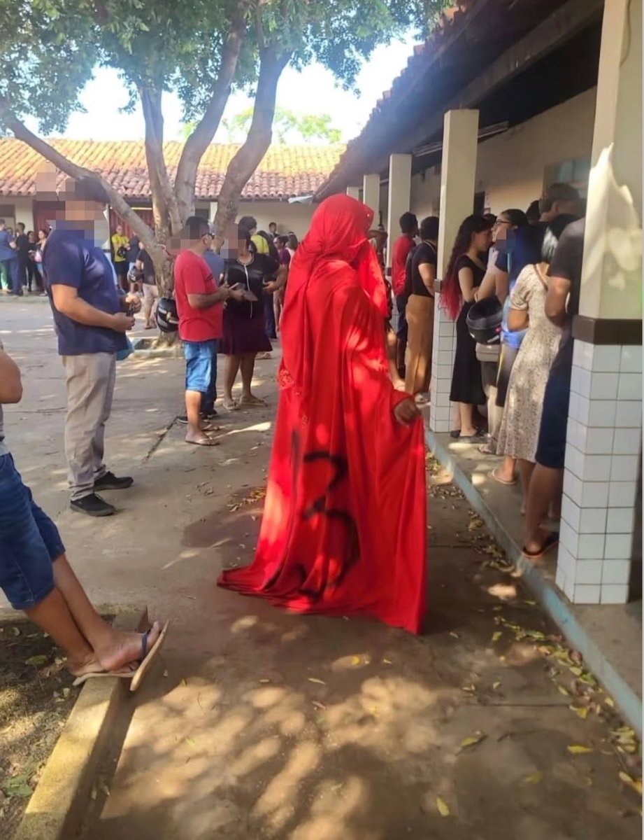 fdmaranha0's tweet photo. 🚨 Enquanto isso em Imperatriz: Mulher toda de vermelho na escola caminho do futuro e look chama atenção https://t.co/JIRAJX5ogb