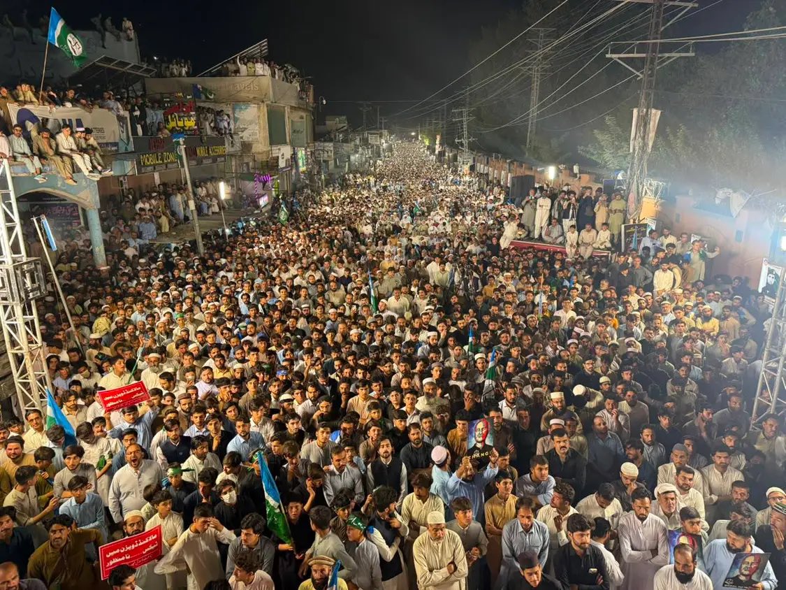 Faruqniazi's tweet photo. آ رہے ہیں کپتان کے شیر جوان۔ روک سکو تو روک لو۔ https://t.co/OSUVyPHmF8