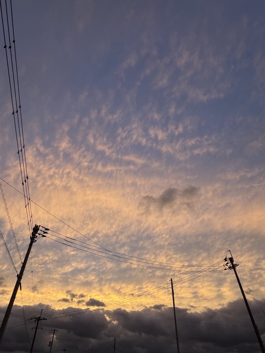 kuguri217's tweet photo. 雲が細かいと印象画っぽく見えるね https://t.co/br1KHQYA1N