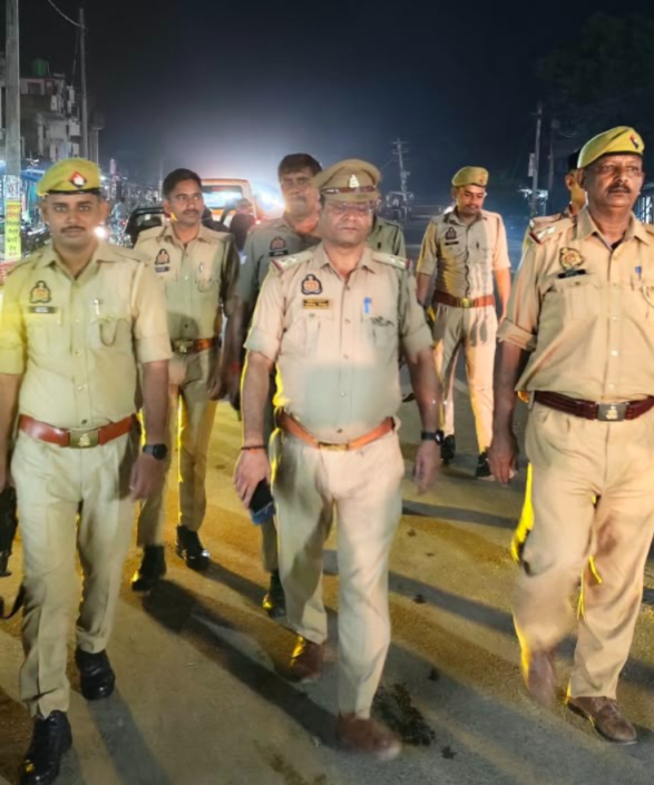 Barabankipolice's tweet photo. जनपद में शांति/सुरक्षा एवं कानून व्यवस्था तथा जनमानस में सुरक्षा की भावना बनाये रखने हेतु #barabankipolice द्वारा पैदल गश्त व संदिग्ध व्यक्ति/वाहन की चेकिंग की जा रही है-
#UPPolice https://t.co/9AbTjshV1n