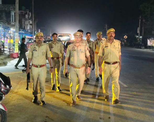 Barabankipolice's tweet photo. जनपद में शांति/सुरक्षा एवं कानून व्यवस्था तथा जनमानस में सुरक्षा की भावना बनाये रखने हेतु #barabankipolice द्वारा पैदल गश्त व संदिग्ध व्यक्ति/वाहन की चेकिंग की जा रही है-
#UPPolice https://t.co/9AbTjshV1n