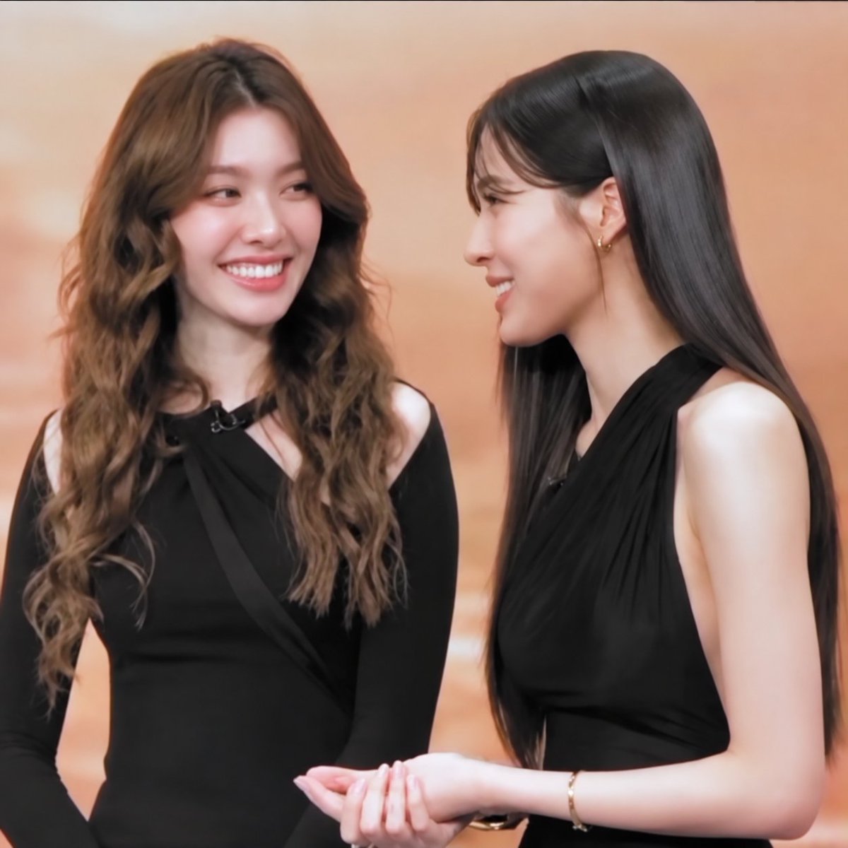 justangeltu1's tweet photo. Celebrities who melt in front of each other:

Lingling kwong &amp; Orm kornnapat🖤
#Linglingkwong #Ormkornnaphat #LingOrm https://t.co/ijCd13foyR