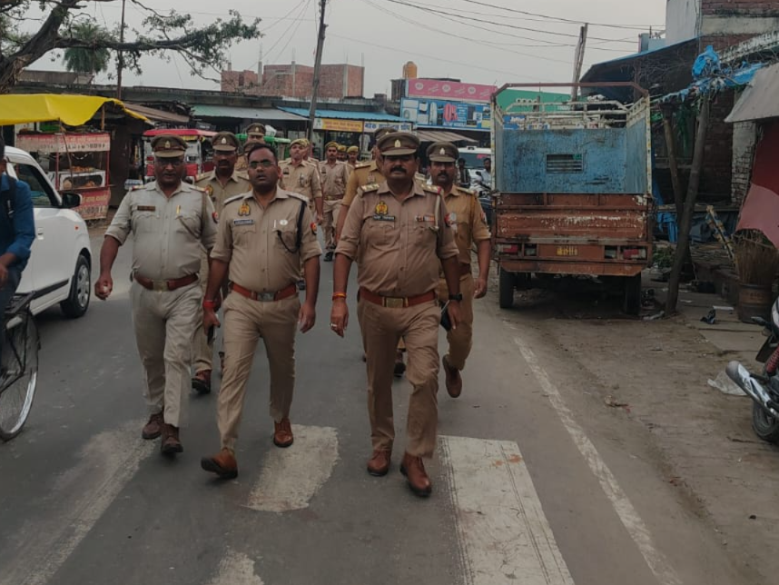 Barabankipolice's tweet photo. जनपद में शांति/सुरक्षा एवं कानून व्यवस्था तथा जनमानस में सुरक्षा की भावना बनाये रखने हेतु #barabankipolice द्वारा पैदल गश्त व संदिग्ध व्यक्ति/वाहन की चेकिंग की जा रही है-
#UPPolice https://t.co/Lt8d38j4Cz