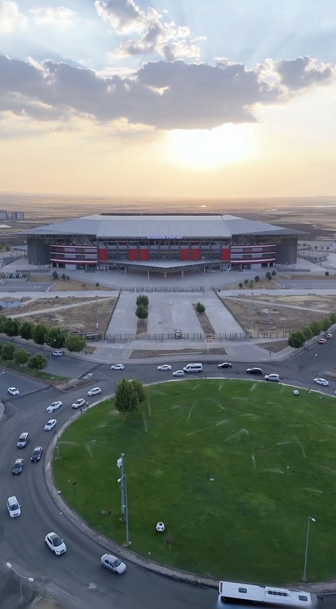 irfan_gozen's tweet photo. Stadyum kavşağına, Amedspor’u simgeleyen estetik bir logo veya yazı yerleştirilmesi ve akşam saatlerinde aydınlatılması, görsel açıdan güzel bir görüntü oluşturacaktır. @diyarbakirbld https://t.co/7T9dUB7ghl
