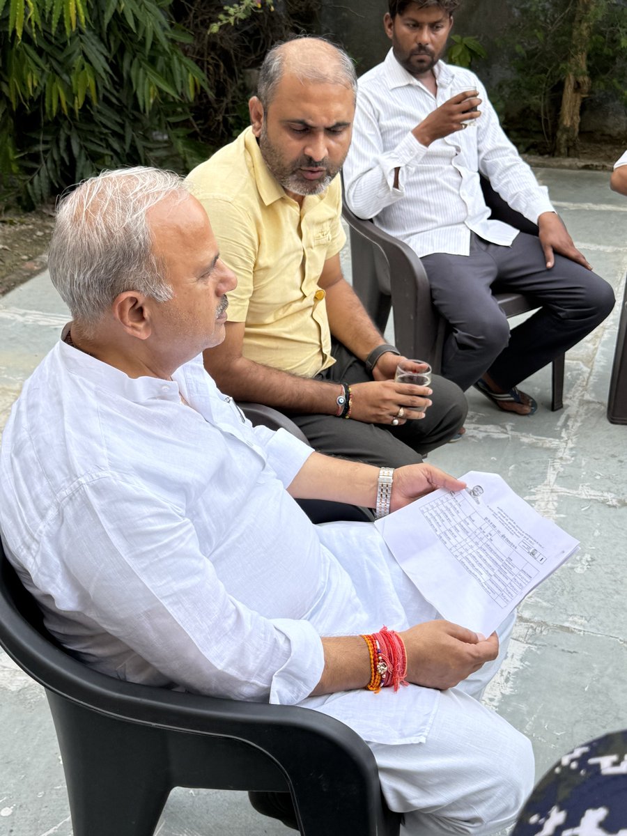 AnilParasharMLA's tweet photo. पर चर्चा की। साथ ही बूथ स्तर पर आवश्यक समन्वय एवं तैयारियों को लेकर कार्यकर्ताओं के साथ विचार-विमर्श किया।

#कोल_विधानसभा #आगरा_खंड #स्नातक_निर्वाचन #शिक्षक_निर्वाचन #BJP https://t.co/XdhWh7y8vf
