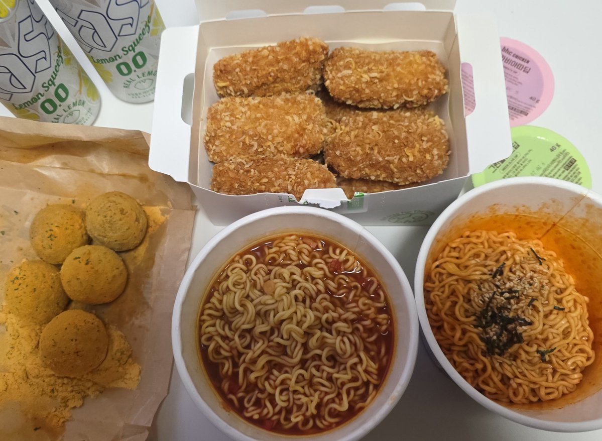 eocndtkfwj's tweet photo. 콰삭모짜킹 바이럴에 넘어갔던 후기)
Bhc 앱 할인+삼성카드 링크 할인
=실결제 23500원
치즈볼에 불닭까지 준비했는데
모짜 식기 전 2조각까지만 맛있엇음ㅠ

재구매의사는x
드실거면 4천원 할인 끝나기 전(~10.14)에만 추천ㅠ https://t.co/BbT1hc4nez