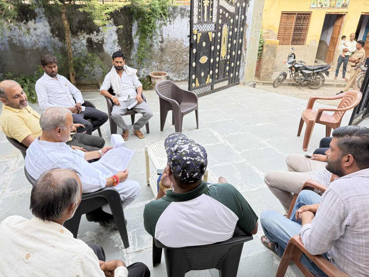 AnilParasharMLA's tweet photo. पर चर्चा की। साथ ही बूथ स्तर पर आवश्यक समन्वय एवं तैयारियों को लेकर कार्यकर्ताओं के साथ विचार-विमर्श किया।

#कोल_विधानसभा #आगरा_खंड #स्नातक_निर्वाचन #शिक्षक_निर्वाचन #BJP https://t.co/XdhWh7y8vf