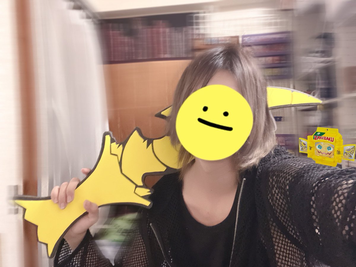 archive_404NF_s's tweet photo. 懐かしのお気に入り工作作品
デカ武器なザクザクチップスラッシャー

DAISOのカラーボードが小さくなる前は
分割なしで作れたのが懐かしい思い出
今作るとしたらサイズ的に無理だから
磁石仕込んでバラバラに砕けるようして作ってみたい https://t.co/hLm6Tymxw9