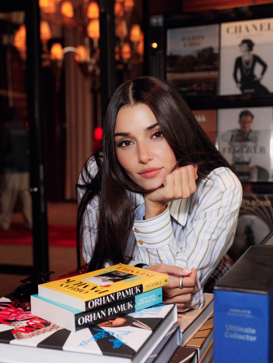 mg_ag_'s tweet photo. Valentino konuklarından yanlarında kitap getirmelerini istemiş Hande Orhan Pamuk İstanbul'u getirmiş ne kadar anlamlı bir tercih olmuş♥️🤍

#HandeErçel #ValentinoSS27 #ParisFashionWeek https://t.co/ChKx0QW5LC