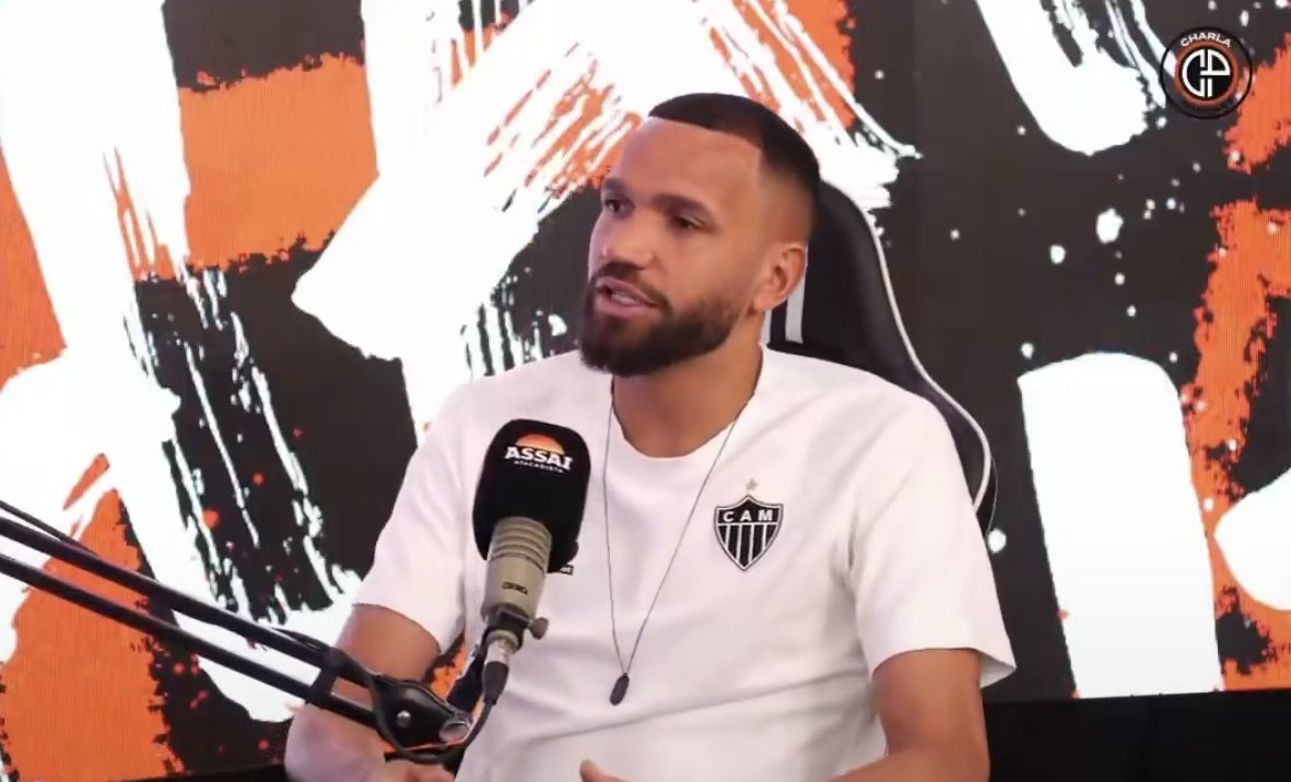 futebol_info's tweet photo. Everson, goleiro do Atlético-MG, ao ser questionado sobre qual é o atacante mais difícil de enfrentar no futebol brasileiro:

"Pedro (do Flamengo). Tem muito recurso para um centroavante. Finaliza de direita, de esquerda, de cabeça, pode cavar, pode tentar te driblar... Finalizador nato. Quando vai jogar contra, a gente tenta estudar ele o máximo possível, porque finaliza de primeira, dá dois toques na bola, sabe finalizar muito bem. Ele tem uma qualidade imensa desde o Fluminense."

🗞️ @CharlaPodcast 
📸 Adriano Fontes/CRF | Charla Podcast
