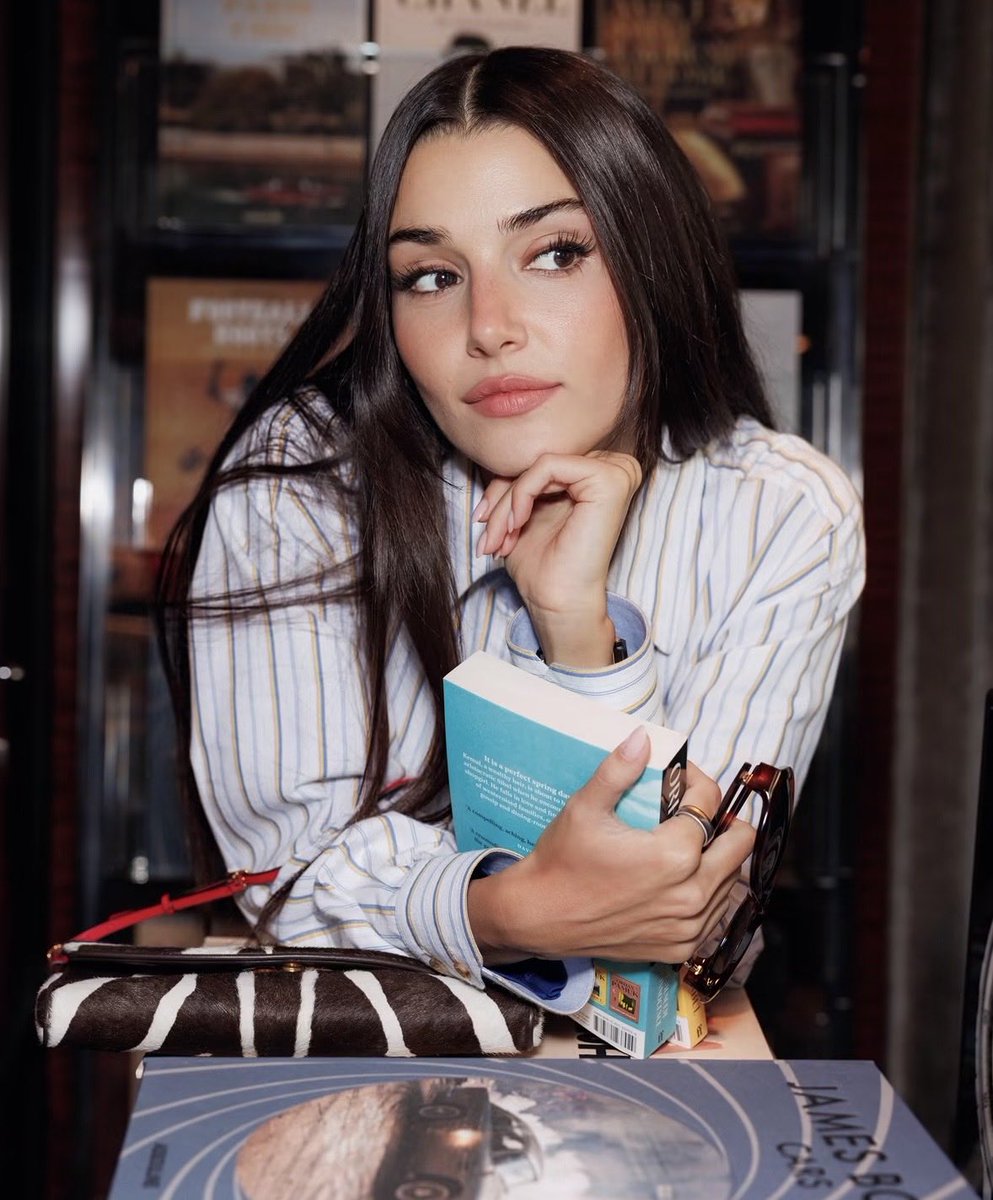 styleeras's tweet photo. #HandeErçel'in Paris Moda Haftası için seçtikleri arasında bu kez iki kitap da var. #Valentino İlkbahar/Yaz 2027 defilesine katılan oyuncu, markanın kitap bağışı çağrısına Orhan Pamuk'un "Istanbul:
Hatıralar ve Şehir" ve "Masumiyet Müzesi" eserlerinin İngilizce baskılarıyla karşılık verdi.