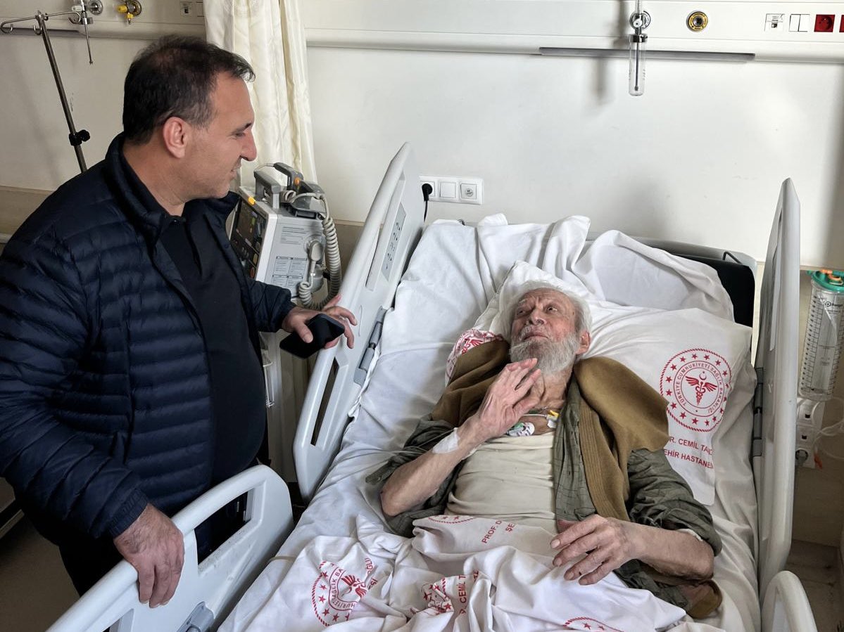 sislibelediyesi's tweet photo. Belediye Başkan Vekilimiz Sn. Ali İkram Tuna, Şişlimizin Kanaat Önderi ve Kıymetli Büyüklerinden, Galata Mevlevihanesi’nin eski postnişini, Musikişinas ve Ebru Sanatçısı Nail Kesova Dede’yi tedavi gördüğü Cemil Taşçıoğlu Hastanesi’nde ziyaret etti. Evinde geçirdiği kaza sonucu yaralanan ve kalça kemiği kırığı nedeniyle ameliyata alınacak olan Nail Kesova Dedemizin hastane sürecinde ve sonrasında ihtiyaç duyacağı her türlü bakımın ve talebin yerine getirilmesi noktasında belediyemizin ilgili birimlerini görevlendiren Başkan Vekilimiz, Nail Dedemizle bir süre sohbet etti ve hem kendisine hem de Eşi Melike Annemize şifa dileklerini iletti.

@aliikramtuna