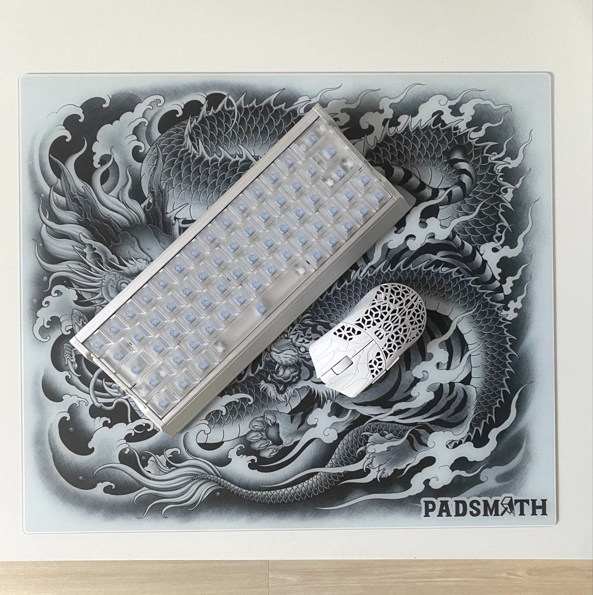 catshunpo's tweet photo. Aesthetically pleasing combo
-Iqunix EV63
-ATK Phantom
-Padsmith Prosperity
#desksetup #glasspad https://t.co/gbAkm8Gpya