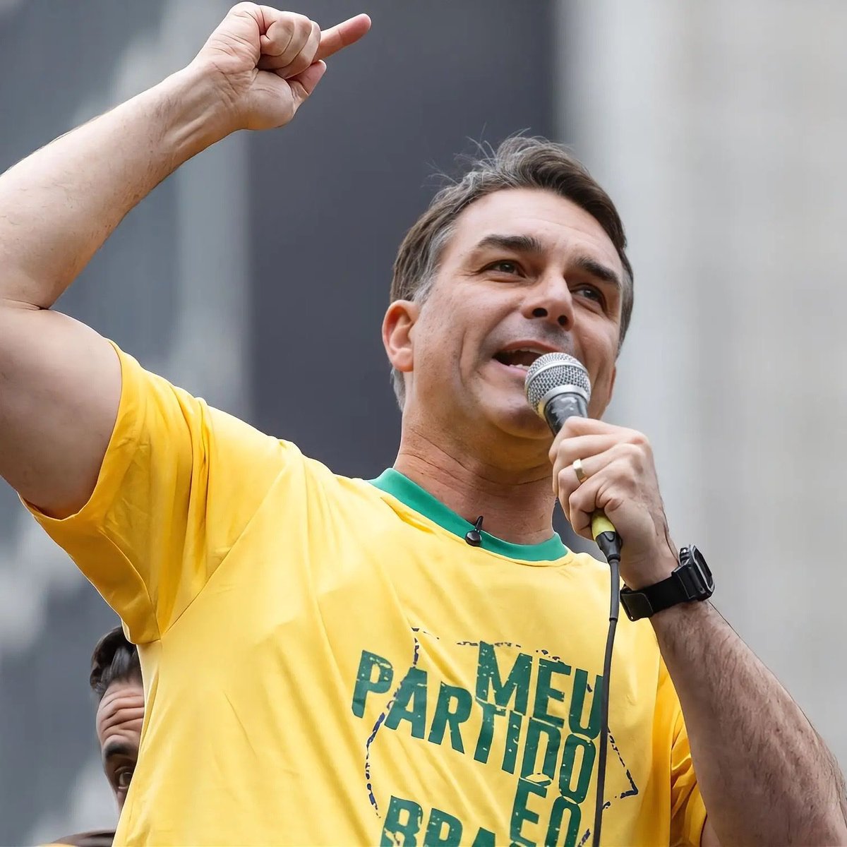 RocioInfantesb's tweet photo. Levanta la mano ✋🏼si quieres que Flávio Bolsonaro GANE la presidencia de Brasil y el país gire a la derecha.🇧🇷 https://t.co/UvVIP7lknw