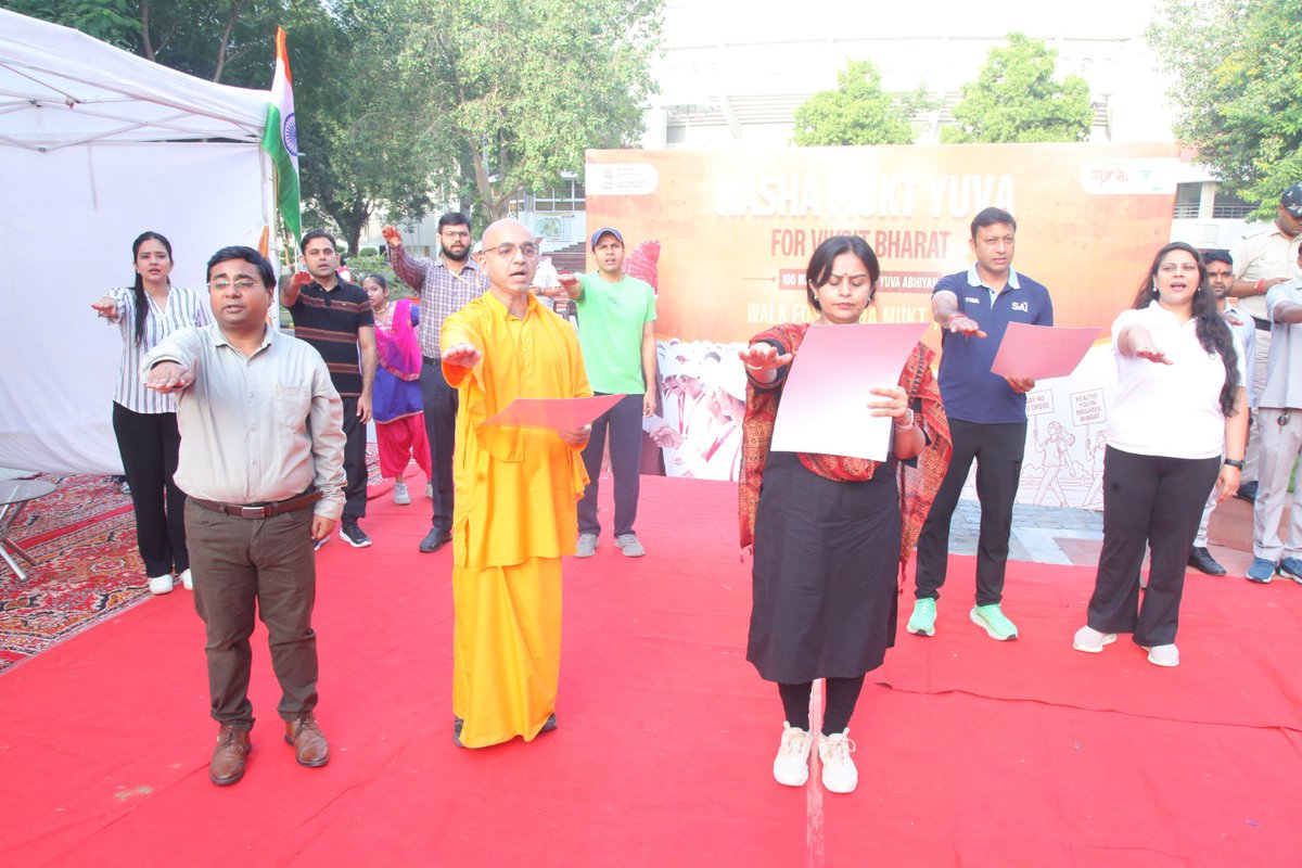 MYBharatHQ's tweet photo. Taking forward Hon’ble Prime Minister Shri Narendra Modi’s vision of a Nasha Mukt Bharat.

Under the 100 Weeks of Nasha Mukt Abhiyan, MY Bharat Delhi organised a Walk for #NashaMuktYuva, led by CEO, #MYBharat, Dr. Priyanka Shukla, alongside youth for a healthier, drug-free India. https://t.co/xijMcnVIyQ