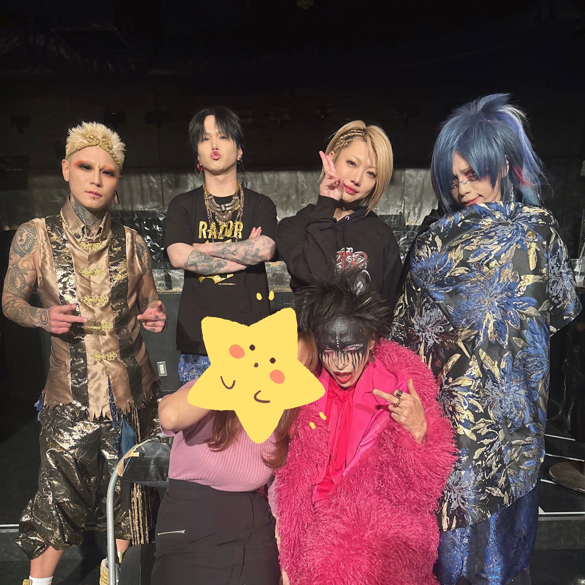 fragola_00's tweet photo. 化け物猟牙さんとお写真撮れて私大歓喜❤️‍🔥
IZAさんとNIKKYの表情かわいいし
衍龍さんかっこいいし
つるちゃんマントの柄見せてくれたし
みんな大好き🥹🥹

#RAZOR10thANNIVERSARY https://t.co/Czy8gKXOGC
