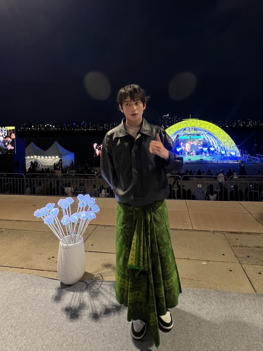 XODIAC_MEMBERS's tweet photo. [#자얀💛] 

Whatta day to remember 🇮🇩 !! 
P.s : plus special guest hahahaha 

#XODIAC #소디엑 #ZAYYAN #자얀 https://t.co/uHWVdu4sQZ