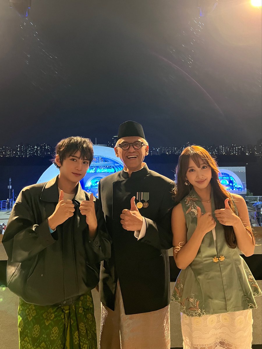 XODIAC_MEMBERS's tweet photo. [#자얀💛] 

Whatta day to remember 🇮🇩 !! 
P.s : plus special guest hahahaha 

#XODIAC #소디엑 #ZAYYAN #자얀 https://t.co/uHWVdu4sQZ