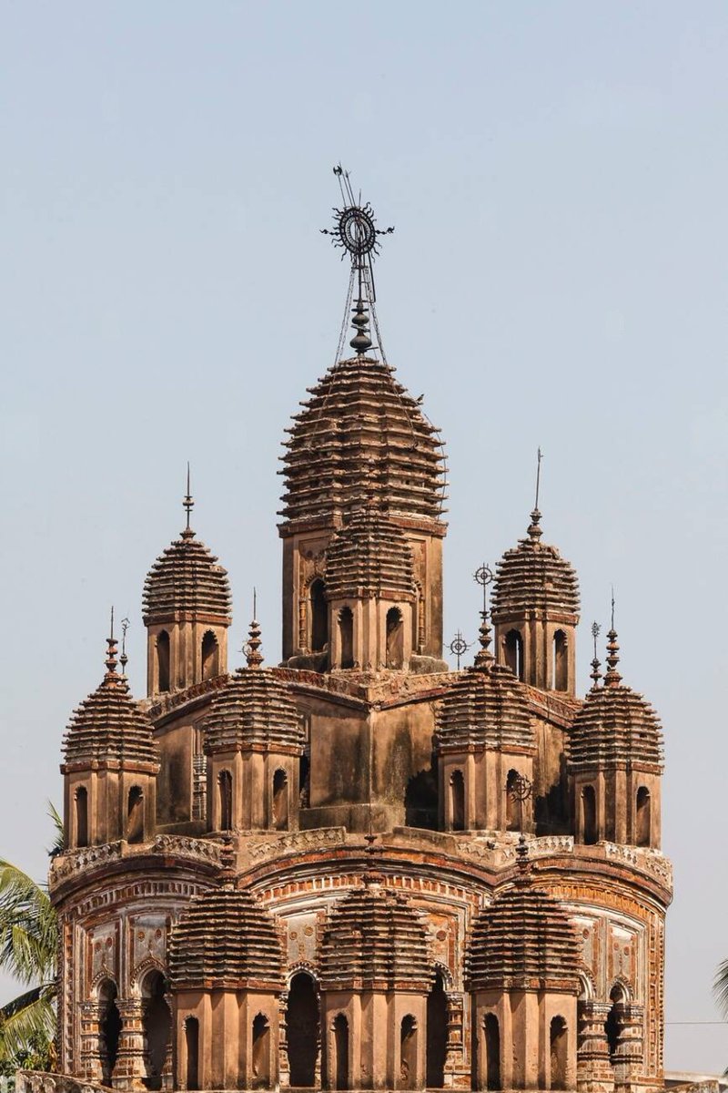 IndiaAesthetica's tweet photo. Lalji Temple dedicated to Lord Krishna &amp; Sri Radhika, known for its exquisite terracotta artwork in Ambika Kalna Purba Bardhaman, West  Bengal  🪈🦚🛕🇮🇳 https://t.co/aV9FZOmMPF
