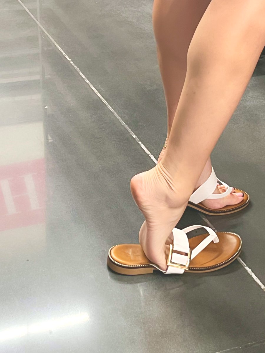 carmencoxx_toes's tweet photo. If you saw me in the store, would you look? https://t.co/rDOwBP4uHi