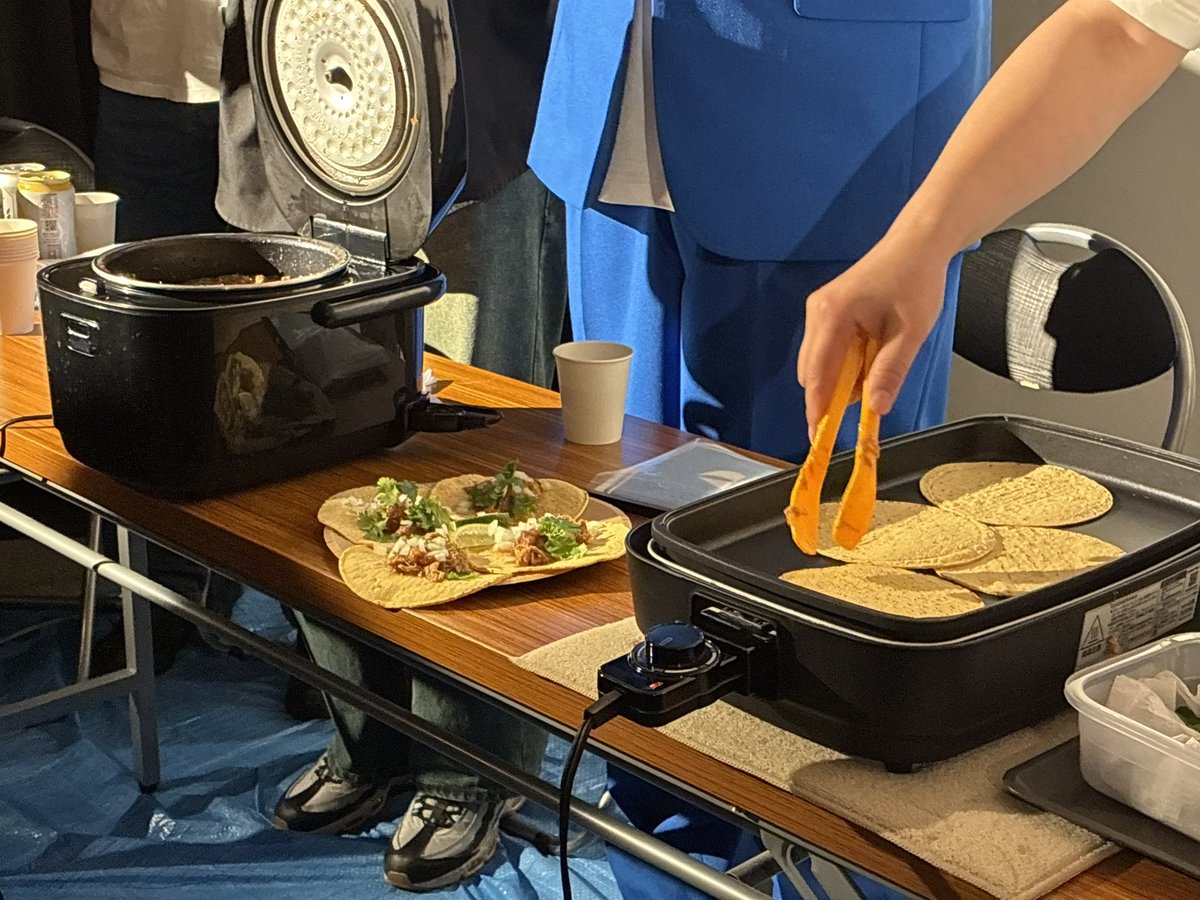 by___aya's tweet photo. 10/4『おそらくタコス食べたことない人にタコスを食べさせる』貴重なライブ🌮きよちゃんの作ったタコスは美味しそうで良いにおい！みんながニコニコ食べていて私も幸せな気分に☺️人狼ではみんなの苦労話に切なくなったけど人狼のクジが引かれていなかったのには驚いた！
#タコスライブ #ポテトカレッジ https://t.co/h2X5DDQxgi
