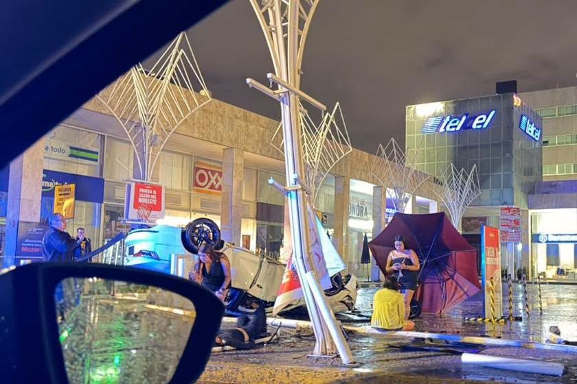 Trafico_Puebla's tweet photo. 🚨 Durante la madrugada, un automóvil terminó volcado sobre la Vía Atlixcáyotl, frente a Plaza Mazarik. Autoridades acudieron a la zona para hacer las diligencias correspondientes.
 #Puebla #Noticias #Entérate https://t.co/ePM8Z1fjxE