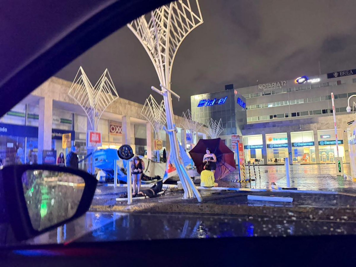 Trafico_Puebla's tweet photo. 🚨 Durante la madrugada, un automóvil terminó volcado sobre la Vía Atlixcáyotl, frente a Plaza Mazarik. Autoridades acudieron a la zona para hacer las diligencias correspondientes.
 #Puebla #Noticias #Entérate https://t.co/ePM8Z1fjxE