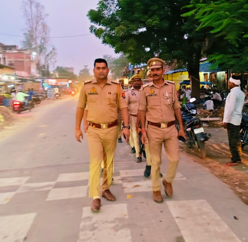 Barabankipolice's tweet photo. जनपद में शांति/सुरक्षा एवं कानून व्यवस्था तथा जनमानस में सुरक्षा की भावना बनाये रखने हेतु #barabankipolice द्वारा पैदल गश्त व संदिग्ध व्यक्ति/वाहन की चेकिंग की जा रही है-
#UPPolice https://t.co/ivdf9BIgIw