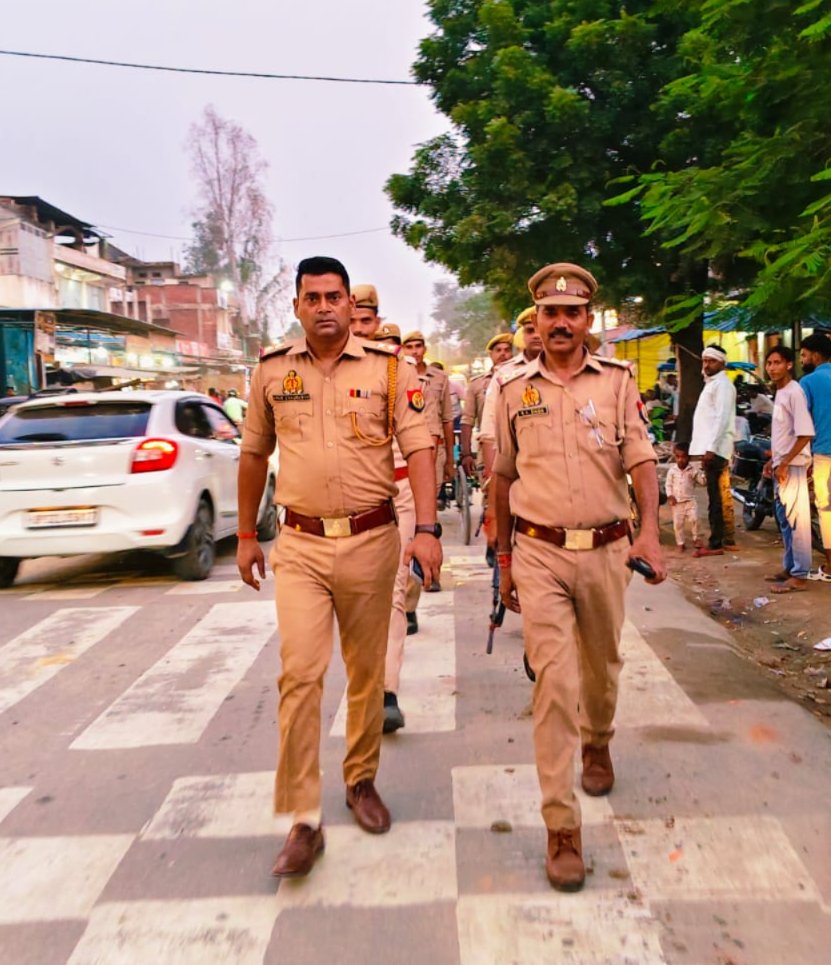Barabankipolice's tweet photo. जनपद में शांति/सुरक्षा एवं कानून व्यवस्था तथा जनमानस में सुरक्षा की भावना बनाये रखने हेतु #barabankipolice द्वारा पैदल गश्त व संदिग्ध व्यक्ति/वाहन की चेकिंग की जा रही है-
#UPPolice https://t.co/ivdf9BIgIw