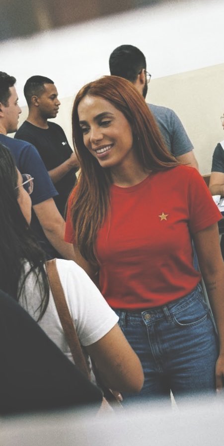 jhowabravanel's tweet photo. Anitta APARECEU belíssima indo votar 13 hoje https://t.co/VL0rHTaGTu