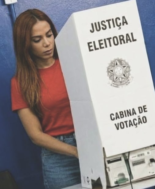jhowabravanel's tweet photo. Anitta APARECEU belíssima indo votar 13 hoje https://t.co/VL0rHTaGTu