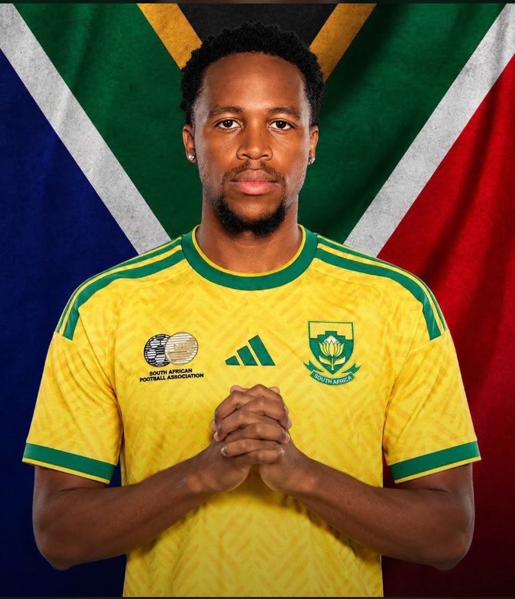 DineoManamela1's tweet photo. The PSL defender of the season kept a cleansheet on his national team debut. Lebone “la mpona aker” Seema🙏🏾🔥. https://t.co/jgVIQjrnzN